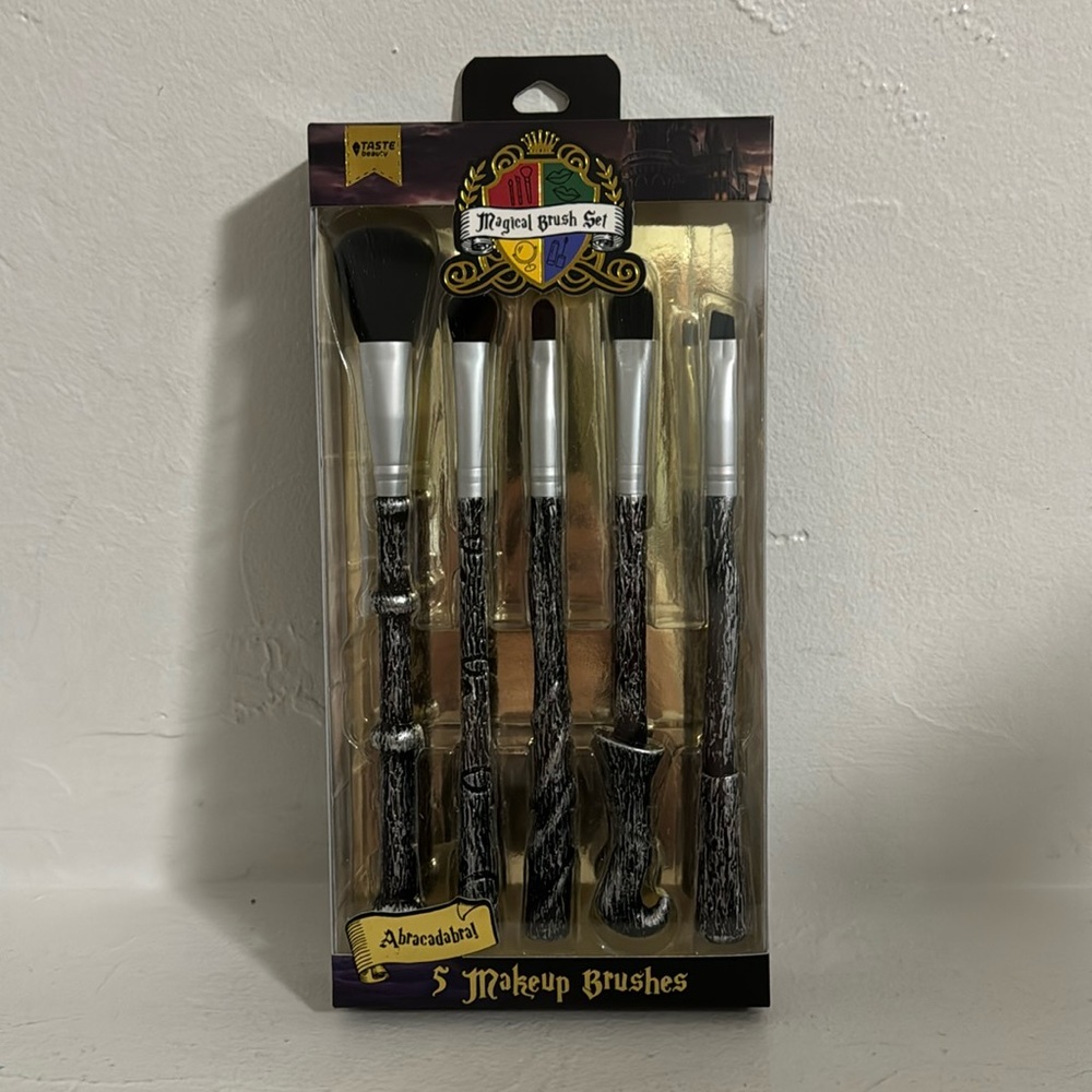 New "Harry Potter’’ Abracadabra! 5 pc makeup brush set
